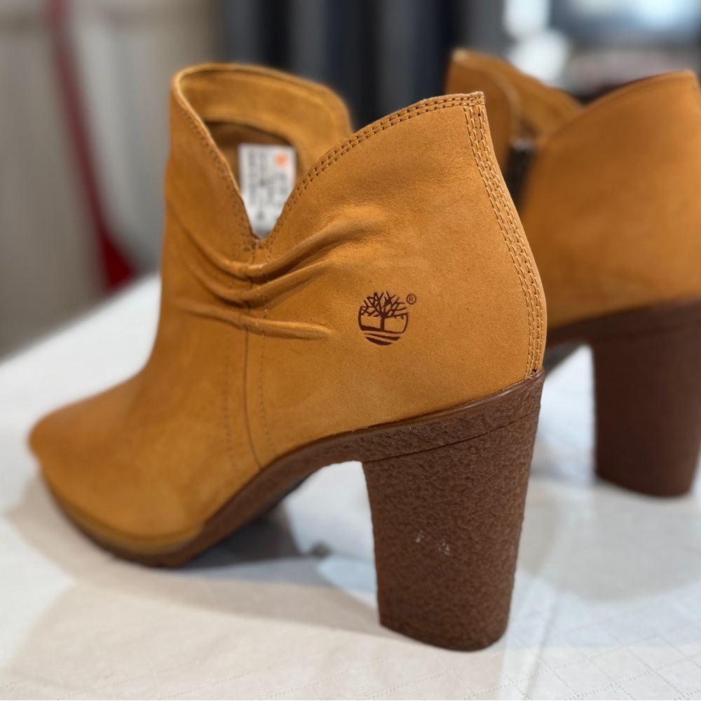 NWOT Ladies Timberland Glancy ruched boots size 9